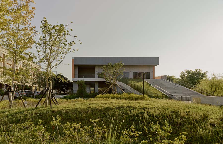 Shangfeng Public Library and School Gymnasium: A Fusion of Functionality and Natural Harmony